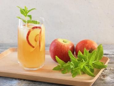 Cocktail rafraîchissant au thé et à la pomme